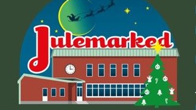 Billedet viser et juledekoreret skolehus med en klokke og en juletree.