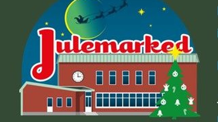 Billedet viser et juledekoreret skolehus med en klokke og en juletree.