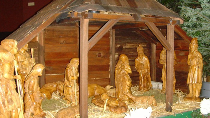 Die Krippe zeigt Holzfiguren zur Weihnachtszeit