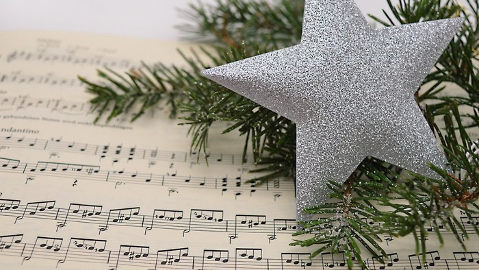 Silberner Stern, Tannenzweige und Notenblatt
