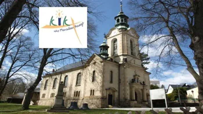 Altes Kirchgebäude mit Turm und Logo von 