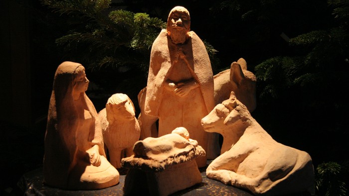 Die Figurengruppe stellt eine Krippe dar.