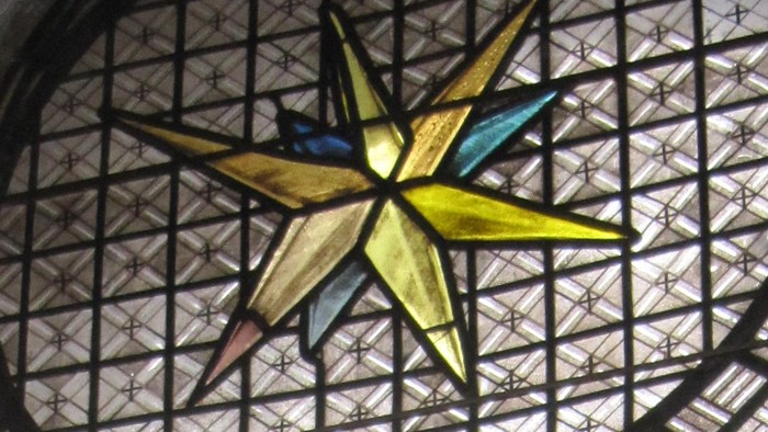 Buntes Kirchenfenster mit drei bunten Glasbildern