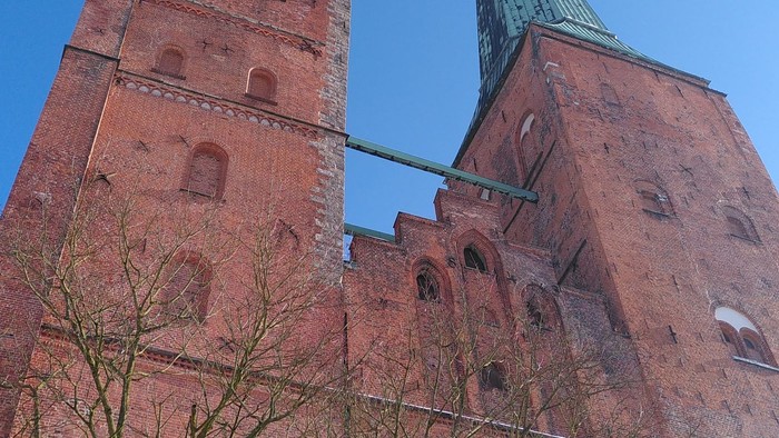 Alte Backsteintürme unter blauem Himmel