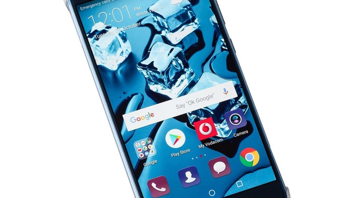 Das Bild zeigt ein Huawei-Smartphone mit Google-Startbildschirm.