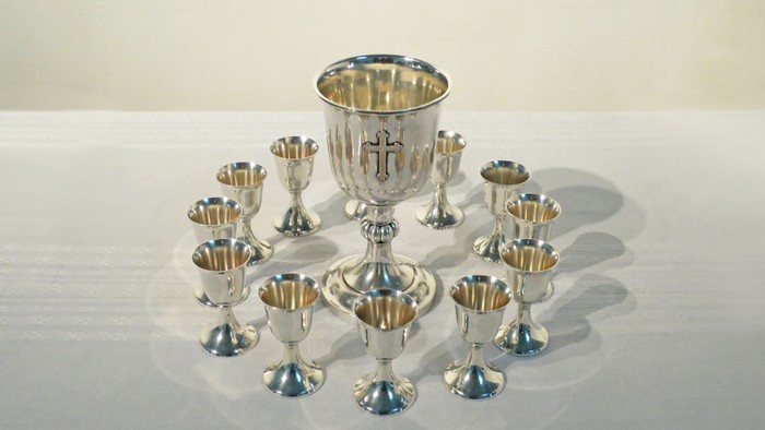 Silberne Tischdekoration mit einem großen und zwölf kleinen Kelchen