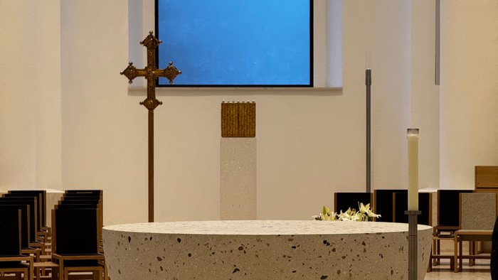 Altar, Kreuz und Tabernakel der St. Hedwigs-Kathedrale