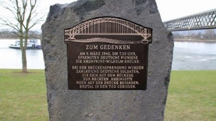 Denkmal zum Gedenken an die Zerstörung der Wilhelmbrücke am 9. März 1945