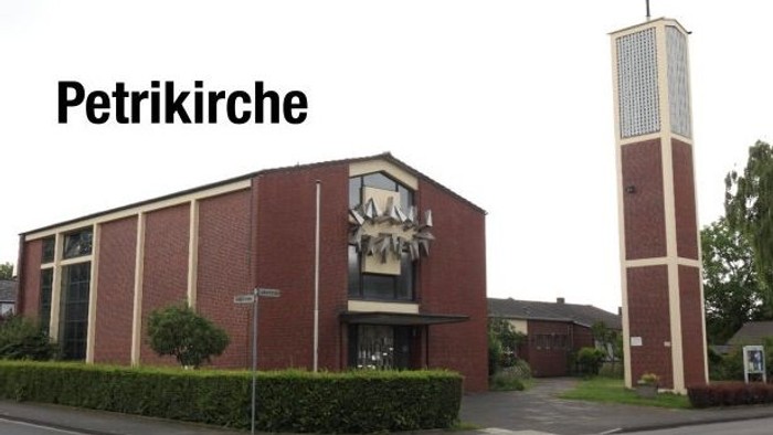 Die Petrikirche mit ihrem hohen Turm und rotem Backsteinbau.