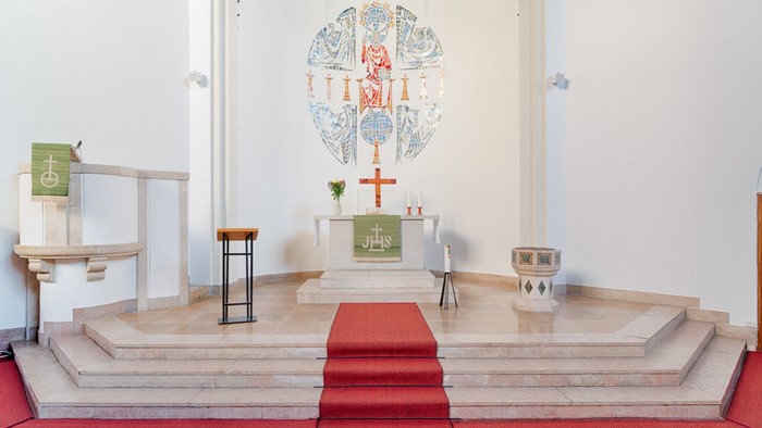 Die Kirche mit Altarraum und Kreuzigungsgruppe