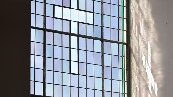 Ein großes Fenster mit buntem Glas, das Licht durchlässt