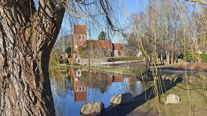 Esbønderup Kirke ved dammen