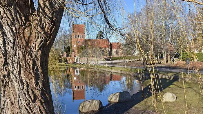 Esbønderup Kirke ved dammen