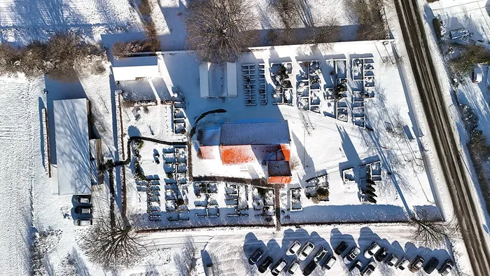 Villingerød Kirke med sne - set fra luften