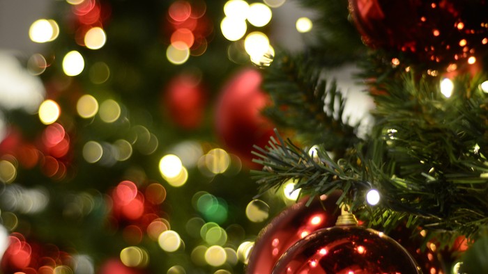 Weihnachtsbaum mit roten Kugeln und Lichtern