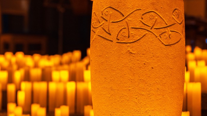 Taufbecken in der Apostel-Paulus-Kirche, umgeben von Lichtern