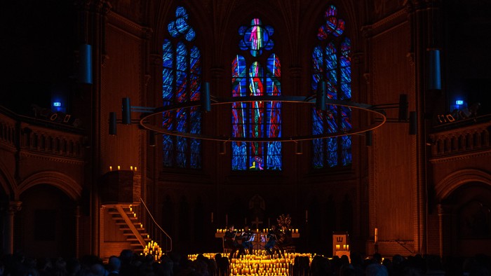 Streichquartett im Altarraum der Apostel-Paulus-Kirche, umgeben von Lichtern am Boden