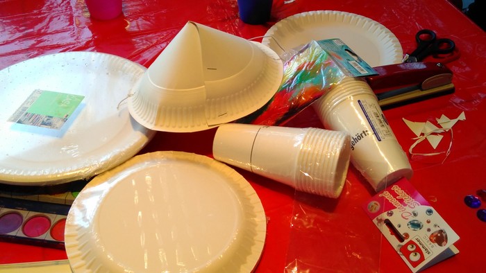 Ein Tisch mit verschiedenen Bastelmaterialien