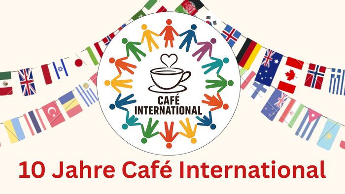 Hier sieht man eine Wimpelkette aus Flaggen mit dem Logo aus einer Menschenkette und dem Schriftzug 10 Jahre Café International.