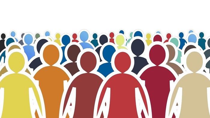 Viele farbenfrohe Menschenfiguren stehen dicht beieinander