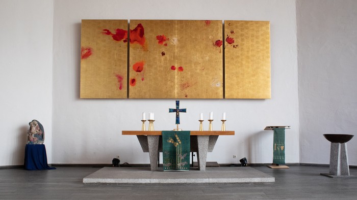 Altar der Emmauskirche am Lausitzer Platz.