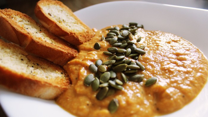 Ein Teller mit Suppe und Toastbrotscheiben