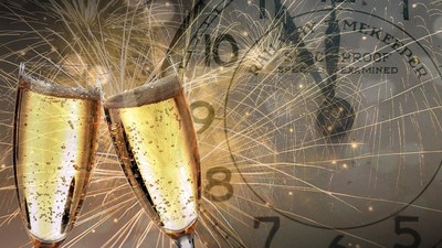 To champagneglas, der klinger sammen, med fyrværkeri og et nedtællingsur i baggrunden.