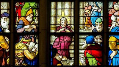 Farverige glassmalerier med religiøse motiv.