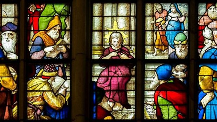 Farverige glassmalerier med religiøse motiv.