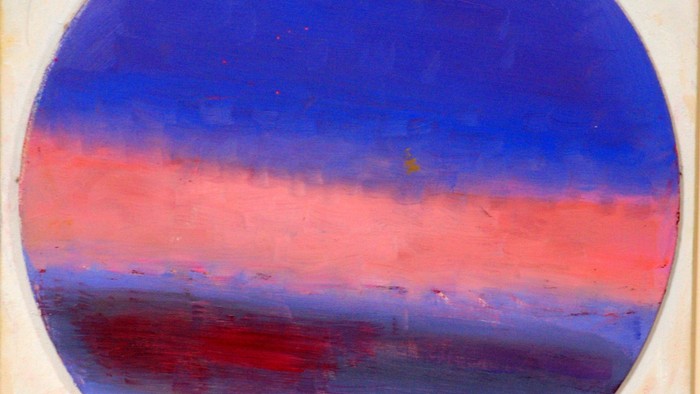 En maleri af en kreds med blå og rød farver, der minder om en solopgang eller solnedgang over vand