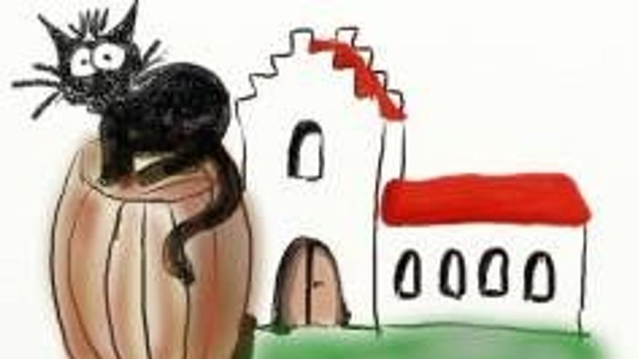 En sort kat sidder på en bjælke over en hytte.