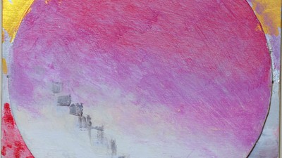 En abstrakt maleri med en stor rosa cirkel på en guld baggrund