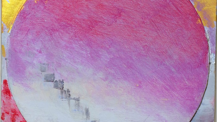 En abstrakt maleri med en stor rosa cirkel på en guld baggrund