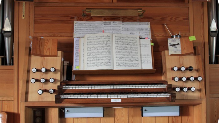 Et orgel med noter og knapper