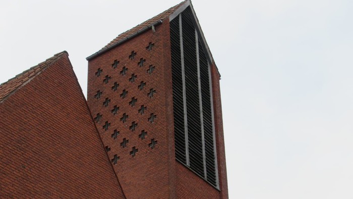 Røde mursten og sorte vinduer på højhus.