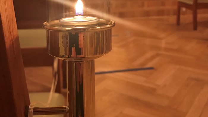 En lysestage med lys i en kirke.