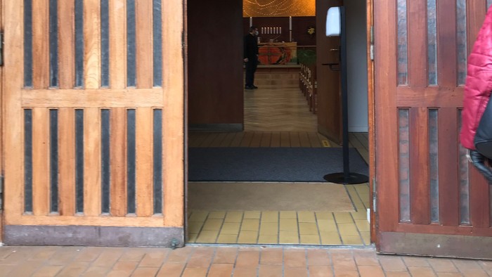 Toilet i et hus med mur af røde teglsten