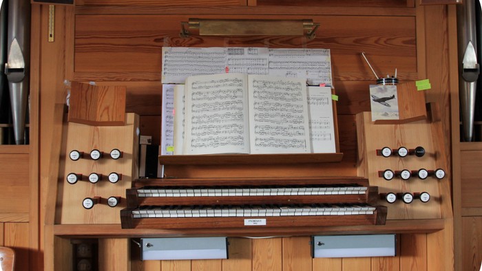 Et orgel med noter og knapper