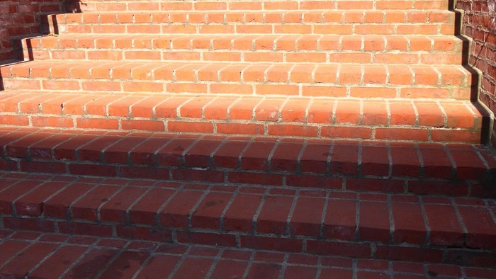 Røde mursten i trappeopstilling