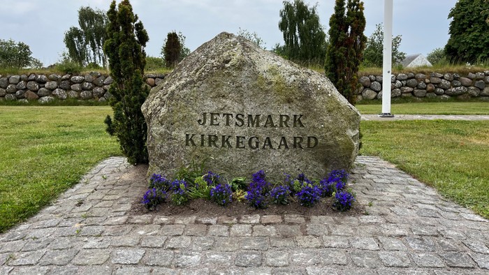 En stor sten med inskription 