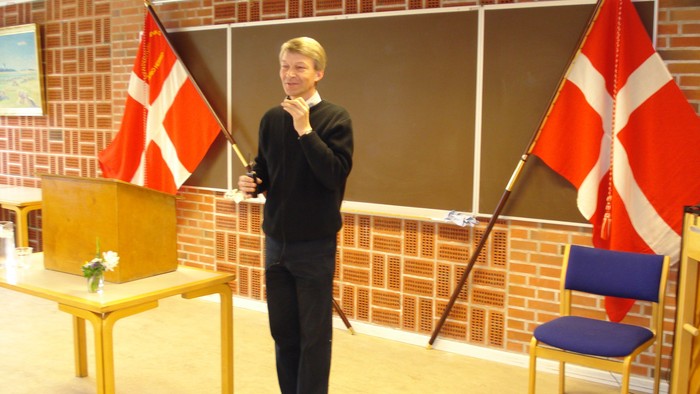 Mand står med to danske flag.