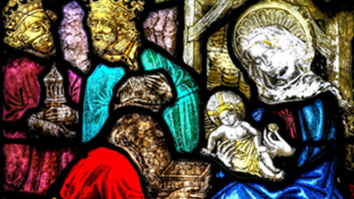 Das Bild zeigt eine biblische Szene mit Maria, Josef und dem neugeborenen Jesus in einer Krippe