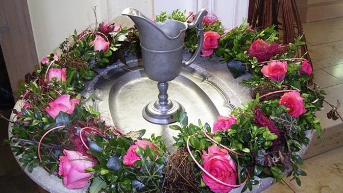 Blumengeschmückte Vogeltränke im Innenhof