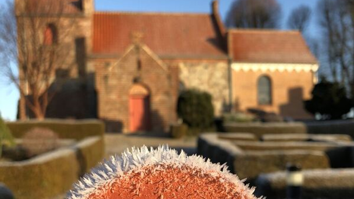 En især formet og frosne rødsten med kirke i baggrunden