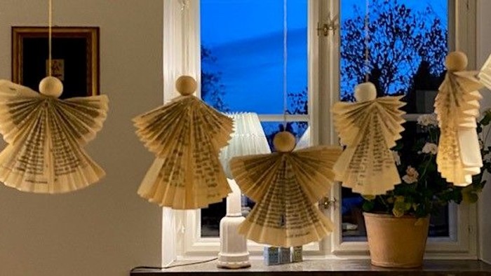 Papirengler hænger ved vinduet