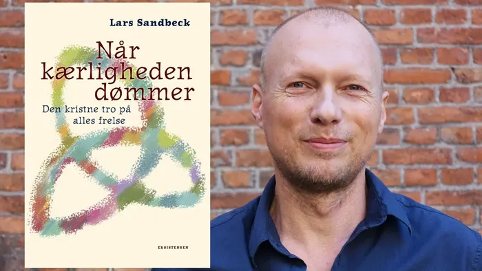 Mand stående ved siden af bogomslag foran murstensvæg