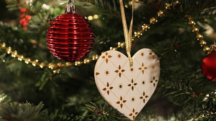 En julestjerne og et hjerte hænger på juletreet