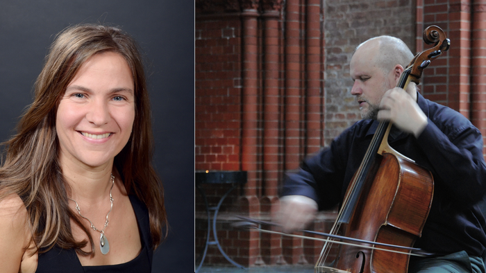 Zwei Musiker: eine lächelnde Frau und ein Mann, der im Freien nahe Backsteinsäulen ein Cello spielt.