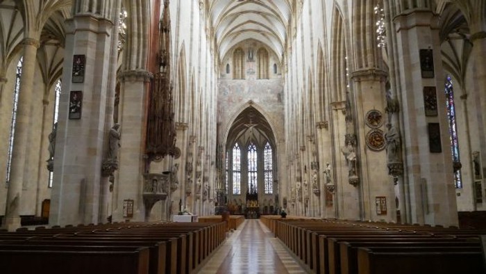Großartige Kathedrale mit hohen Säulen und bogenförmigen Fenstern