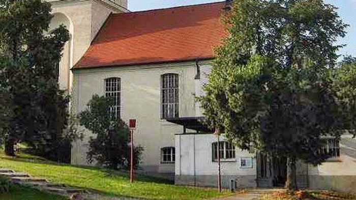 Kirche in Lebus. Blick auf Südseite und Turm.